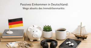 Passives Einkommen symbolisiert durch Sparschwein, Euro-Geldscheine und Münzen, Bücher mit deutscher Flagge, Smartphone, Kopfhörer und Segelboot als alternative Investitionswege außerhalb des Immobilienmarkts.