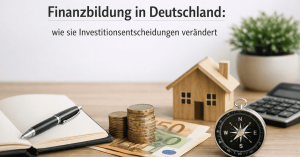 Investitionen in Deutschland: Finanzbildung mit Münzstapeln, Euro-Banknoten, Modellhaus und Kompass als Symbol für Investitionsentscheidungen.
